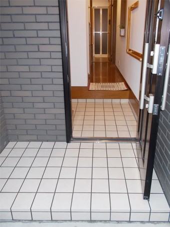 玄関タイルを貼替えて外出も気持ちよく 玄関タイルを貼替えて外出も気持ちよく